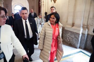 Venezuelan Vice President Delcy Rodríguez arriving at the headquarters of the International Court of Justice escorted by Venezuelan ambassador to the United Nations Samuel Moncada in The Hague, Netherlands, on Monday, April 8, 2024. Photo: Tal Cual.
