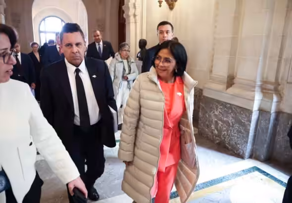 Venezuelan Vice President Delcy Rodríguez arriving at the headquarters of the International Court of Justice escorted by Venezuelan ambassador to the United Nations Samuel Moncada in The Hague, Netherlands, on Monday, April 8, 2024. Photo: Tal Cual.