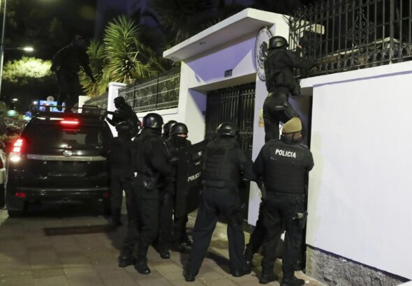 Ecuadorian police officials in the act of breaking into the Mexican embassy in Quito, Ecuador, April 5, 2024. Photo: David Bustillos/Associated Press.