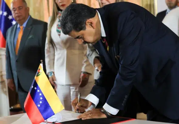 Venezuelan President Nicolás Maduro signs the Organic Law for the Defense of Guayana Esequiba, April 3, 2024. Photo: Presidential Press.