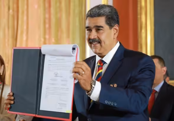 Venezuelan President Nicolás Maduro shows the just signed Organic Law for the Defense of Guyana Esequiba at the Venezuelan parliament, April 3, 2024. Photo: X/@delcyrodriguezv.