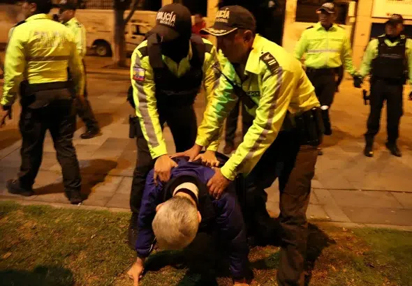 Mexican diplomat Roberto Canseco, charge d'affaires of the Mexican embassy in Ecuador, being pushed to the ground by Ecuadorian police while the diplomat was trying to stop the kidnapping of Jorge Glass. Photo: X/@virgiliohernand.