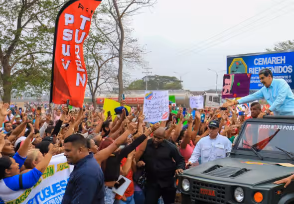 President Nicolás Maduro greeting citizens following his arrival in Portuguesa state on Wednesday, April 17, 2024. Photo: X/@PartidoPSUV.