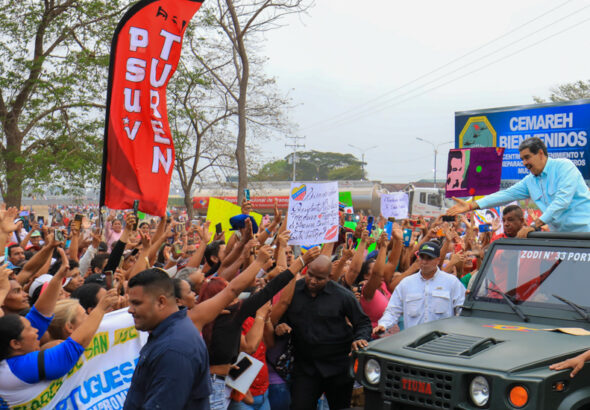 President Nicolás Maduro greeting citizens following his arrival in Portuguesa state on Wednesday, April 17, 2024. Photo: X/@PartidoPSUV.