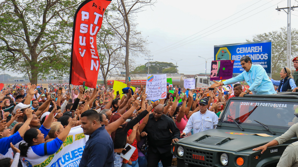 President Nicolás Maduro greeting citizens following his arrival in Portuguesa state on Wednesday, April 17, 2024. Photo: X/@PartidoPSUV.