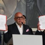 Venezuelan National Assembly President Jorge Rodríguez shows two memoranda of understanding signed between the governments of Venezuela and the US, that the US government has mostly not complied with, April 17, 2024. Photo: X/@ReinaldoRivas77.