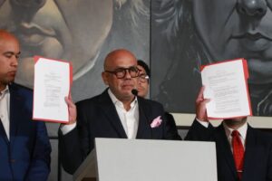 Venezuelan National Assembly President Jorge Rodríguez shows two memoranda of understanding signed between the governments of Venezuela and the US, that the US government has mostly not complied with, April 17, 2024. Photo: X/@ReinaldoRivas77.