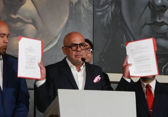 Venezuelan National Assembly President Jorge Rodríguez shows two memoranda of understanding signed between the governments of Venezuela and the US, that the US government has mostly not complied with, April 17, 2024. Photo: X/@ReinaldoRivas77.