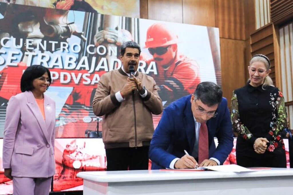 Venezuelan Oil Minister Pedro Rafael Tellechea signs the document of commitment to oil sector sovereignty while President Nicolás Maduro, Vice President Delcy Rodríguez, and First Lady and National Assembly Deputy Cilia Flores looks on, at PDVSA headquarters in Caracas, April 18, 2024. Photo: X/@NicolasMaduro.