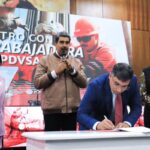 Venezuelan Oil Minister Pedro Rafael Tellechea signs the document of commitment to oil sector sovereignty while President Nicolás Maduro, Vice President Delcy Rodríguez, and First Lady and National Assembly Deputy Cilia Flores looks on, at PDVSA headquarters in Caracas, April 18, 2024. Photo: X/@NicolasMaduro.