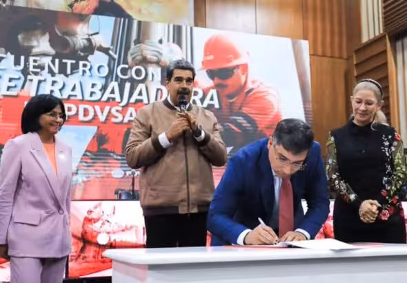 Venezuelan Oil Minister Pedro Rafael Tellechea signs the document of commitment to oil sector sovereignty while President Nicolás Maduro, Vice President Delcy Rodríguez, and First Lady and National Assembly Deputy Cilia Flores looks on, at PDVSA headquarters in Caracas, April 18, 2024. Photo: X/@NicolasMaduro.