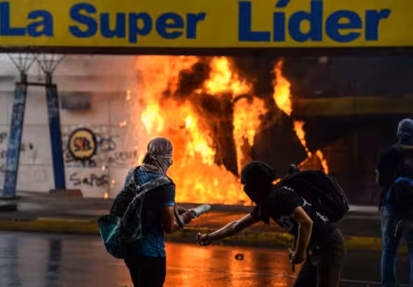 Violent protestors burning down Radio YA in Managua, Nicaragua, on May 2018. Photo: W. Lopez/La Prensa/File photo.