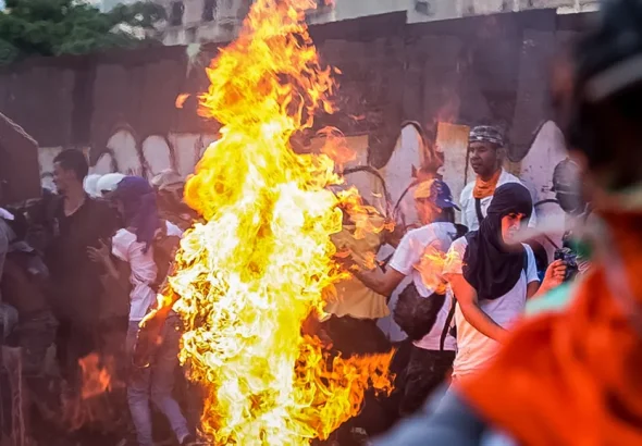 22-year old Orlando Figuera, a supermarket worker, being lynched and burnt alive by extreme-right guarimba thugs in Venezuela on May 20, 2017. He passed away few weeks later. File photo.