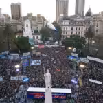 Hundreds of thousands mobilize against the public university budget in Buenos Aires. Photo: Tiempo Argentino.