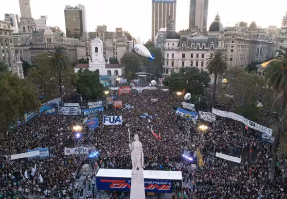 Hundreds of thousands mobilize against the public university budget in Buenos Aires. Photo: Tiempo Argentino.