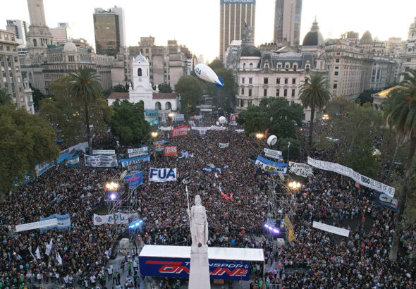 Hundreds of thousands mobilize against the public university budget in Buenos Aires. Photo: Tiempo Argentino.