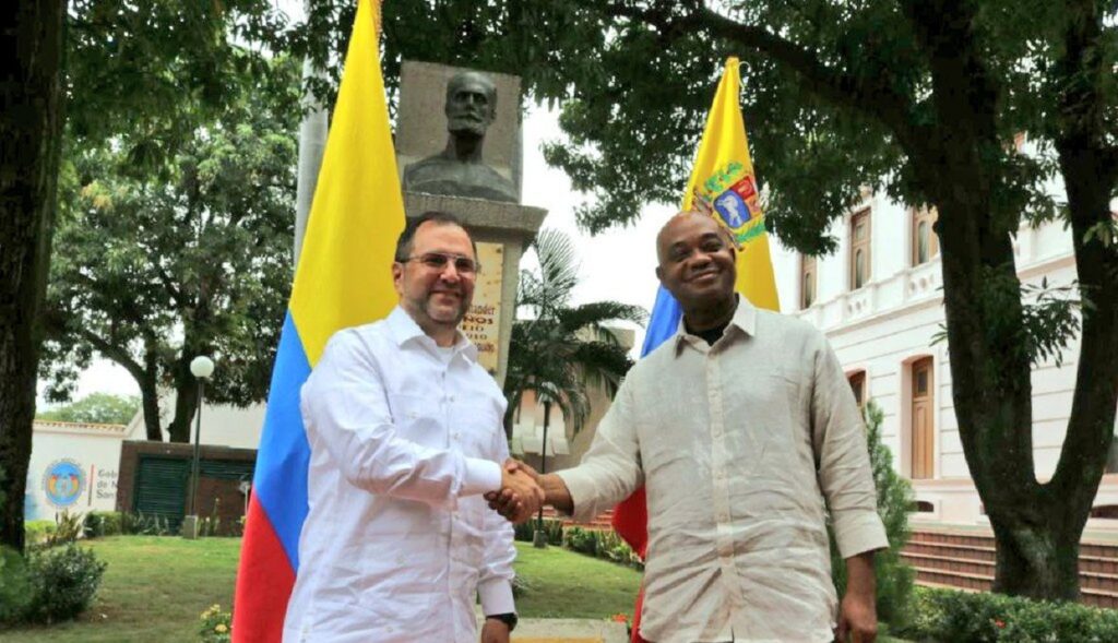Venezuelan Foreign Minister Yvan Gil (left) shaking hands with his acting Colombian counterpart Luis Gilberto Murillo (right). Photo: X/@yvangil.