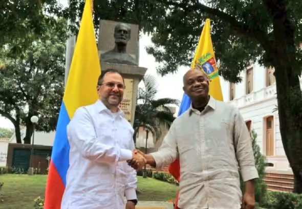 Venezuelan Foreign Minister Yvan Gil (left) shaking hands with his acting Colombian counterpart Luis Gilberto Murillo (right). Photo: X/@yvangil.