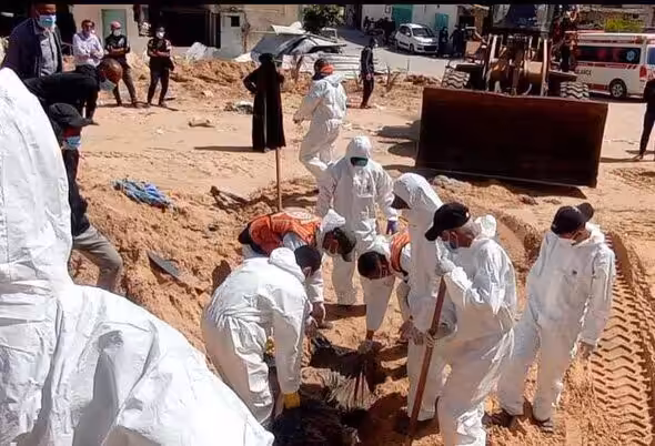 Palestinian civil defense teams have unearthed a mass grave at the Nasser hospital in Khan Yunis two weeks after the withdrawal of Israeli forces from the southern Gaza city. Photo: The Cradle/File photo.
