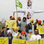 Protesting farmers holding banners, flags and an effigy of 'Uncle Sam,' February 26, 2024. Photo: Sabrang India/ANI.