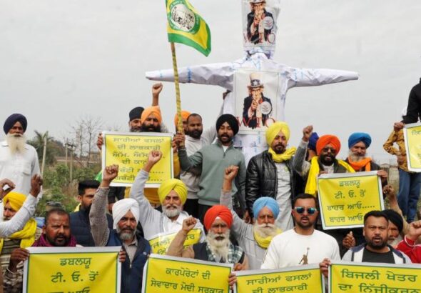 Protesting farmers holding banners, flags and an effigy of 'Uncle Sam,' February 26, 2024. Photo: Sabrang India/ANI.
