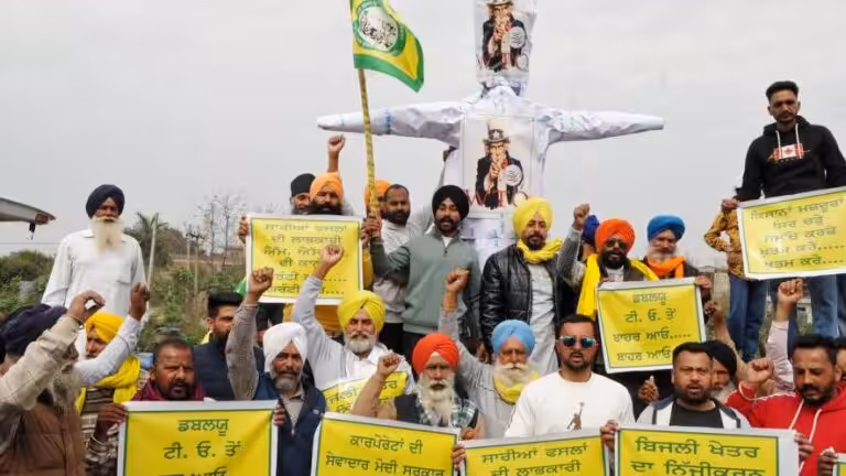 Protesting farmers holding banners, flags and an effigy of 'Uncle Sam,' February 26, 2024. Photo: Sabrang India/ANI.