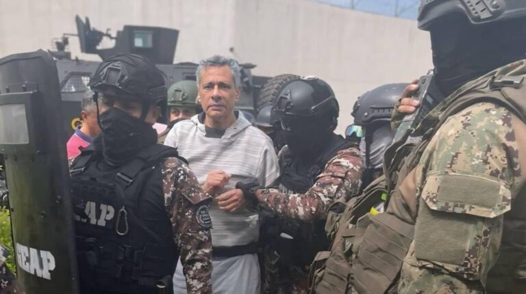 Former Ecuadorian Vice President Jorge Glas enters La Roca prison in handcuffs after being abducted by the Ecuadorian Police from the Mexican embassy in Quito. Photo: Ecuador National Police.