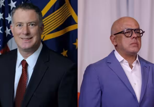 Venezuelan National Assembly President Jorge Rodríguez (right) and White House Senior Director of Western Hemisphere Affairs Daniel Erickson (left). Photo: TVP World.
