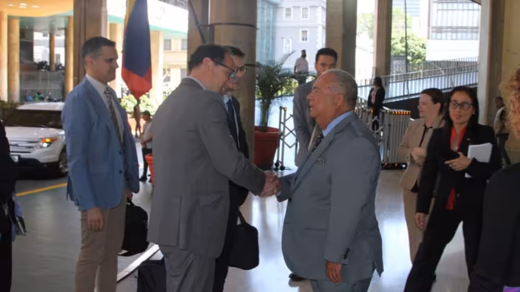 Venezuela's National Electoral Council (CNE) President Elvis Amoroso greets a European Union delegation, April 9, 2024. Photo: X/@primiciasya.