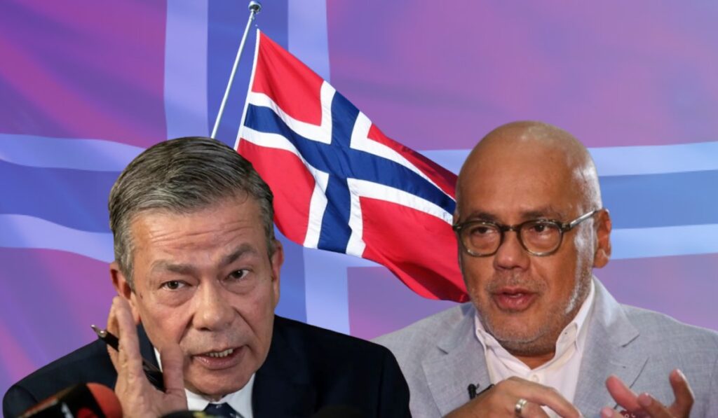 Gerardo Blyde (left), head negotiator for the Unitary Platform, and Jorge Rodríguez (right), head of the Venezuelan government negotiation team, with a Norwegian flag background. Photo: Efecto Cocuyo.