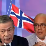 Gerardo Blyde (left), head negotiator for the Unitary Platform, and Jorge Rodríguez (right), head of the Venezuelan government negotiation team, with a Norwegian flag background. Photo: Efecto Cocuyo.