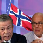Gerardo Blyde (left), head negotiator for the Unitary Platform, and Jorge Rodríguez (right), head of the Venezuelan government negotiation team, with a Norwegian flag background. Photo: Efecto Cocuyo.