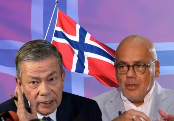Gerardo Blyde (left), head negotiator for the Unitary Platform, and Jorge Rodríguez (right), head of the Venezuelan government negotiation team, with a Norwegian flag background. Photo: Efecto Cocuyo.