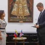 Venezuela's deputy foreign minister for Europe, Coromoto Godoy (left), delivering a note of protest to Adam Dady (right), deputy head of mission in the UK embassy in Caracas. Photo: Venezuelan Foreign Ministry.