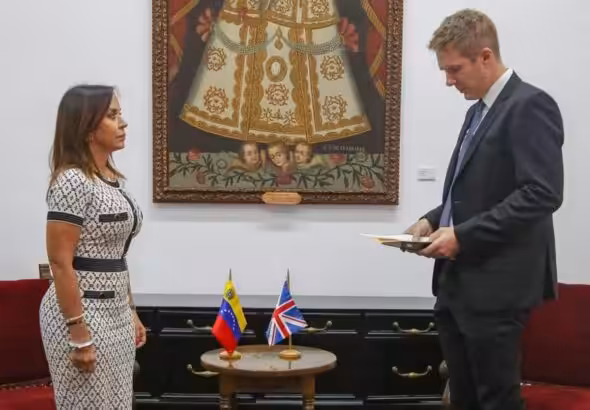 Venezuela's deputy foreign minister for Europe, Coromoto Godoy (left), delivering a note of protest to Adam Dady (right), deputy head of mission in the UK embassy in Caracas. Photo: Venezuelan Foreign Ministry.