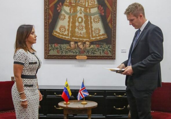 Venezuela's deputy foreign minister for Europe, Coromoto Godoy (left), delivering a note of protest to Adam Dady (right), deputy head of mission in the UK embassy in Caracas. Photo: Venezuelan Foreign Ministry.
