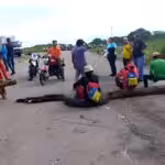 People blocking a road in Zulia state. Photo: El Regional del Zulia.