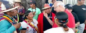 PSUV Zulia state leader Mario Isea dialoguing with Yukpa protestors in Zulia state on Saturday, April 13, 2024. Photo: Sergio Suárez/Radio Fe y Alegria.