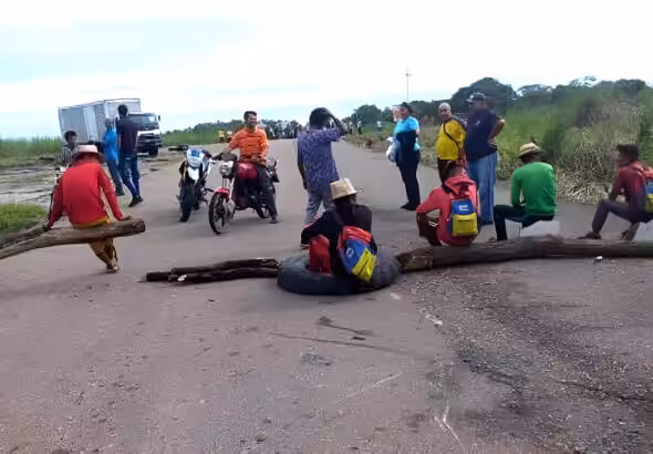 People blocking a road in Zulia state. Photo: El Regional del Zulia.