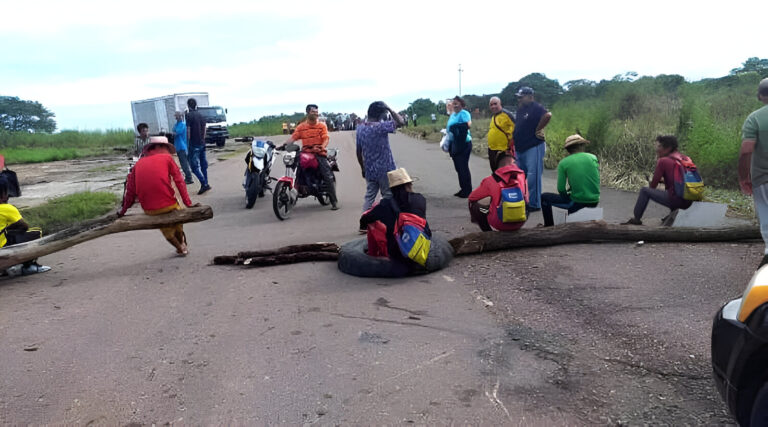 People blocking a road in Zulia state. Photo: El Regional del Zulia.