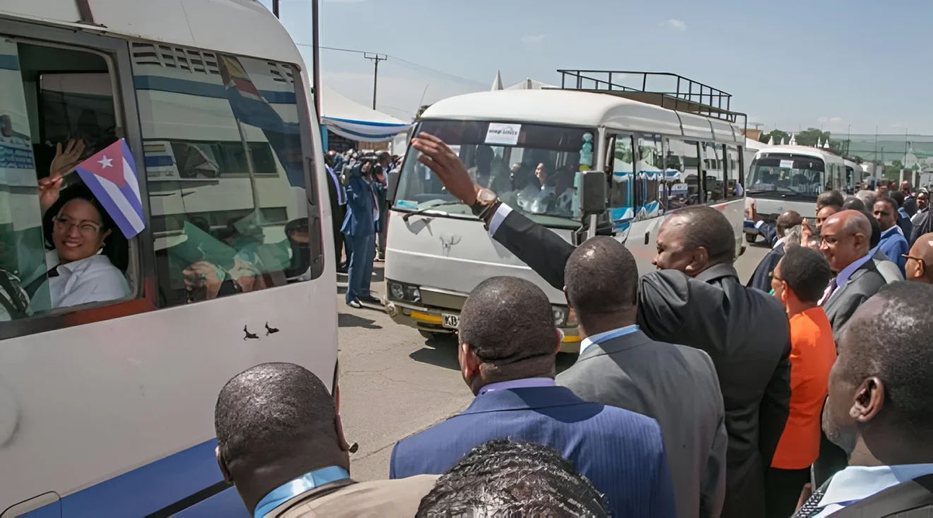 Uhuru Kenyatta, president of Kenya between 2013 and 2022, welcomes members of the Cuban medical brigade in June 2018. Photo: Minrex Cuba/File photo.