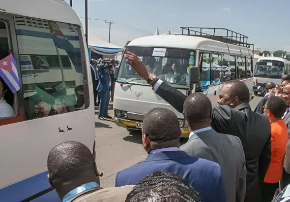 Uhuru Kenyatta, president of Kenya between 2013 and 2022, welcomes members of the Cuban medical brigade in June 2018. Photo: Minrex Cuba/File photo.