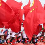 People welcome Chinese President Xi Jinping in Paris, France, May 5, 2024. Photo: Xinhua/Lu Ye.