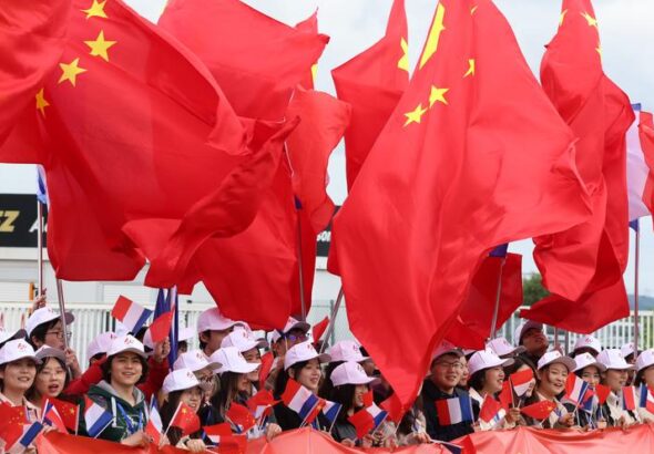 People welcome Chinese President Xi Jinping in Paris, France, May 5, 2024. Photo: Xinhua/Lu Ye.