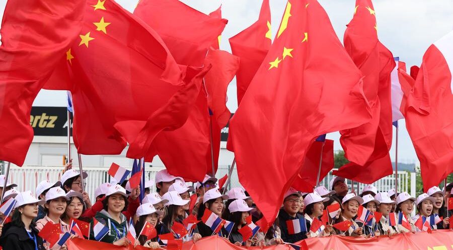 People welcome Chinese President Xi Jinping in Paris, France, May 5, 2024. Photo: Xinhua/Lu Ye.
