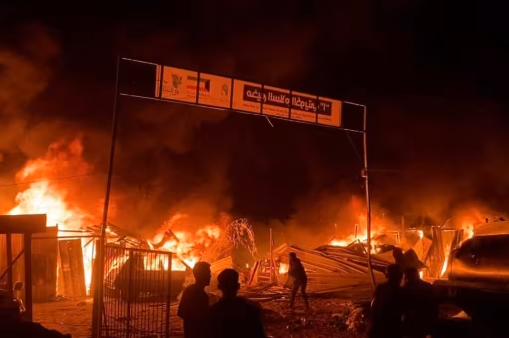 A Palestinian refugee camp burns after a new Israeli bombing, killing dozens of defenseless women and children, Rafah, southern Gaza, Palestine, May 26, 2024. Photo: Reuters.