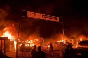 A Palestinian refugee camp burns after a new Israeli bombing, killing dozens of defenseless women and children, Rafah, southern Gaza, Palestine, May 26, 2024. Photo: Reuters.
