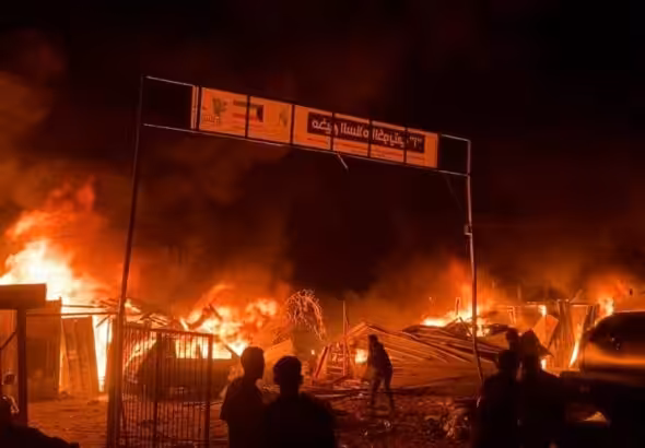 A Palestinian refugee camp burns after a new Israeli bombing, killing dozens of defenseless women and children, Rafah, southern Gaza, Palestine, May 26, 2024. Photo: Reuters.