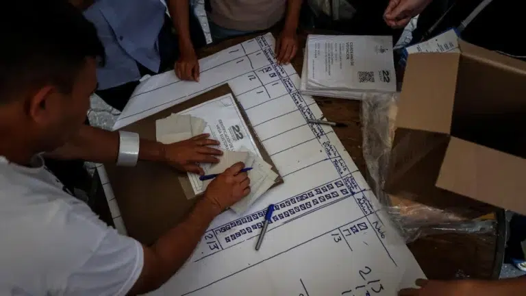 Polling station members, many of them allegedly belonging to María Corina Machado's controlled NGO Sumate, counting votes during the closing of the controversial opposition primaries, in Caracas, Venezuela, October 2023. Photo: Miguel Gutiérrez/EFE/File photo.