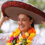 Mexico's leftist presidential candidate, Claudia Sheinbaum, wearing a typical Mexican hat. Photo: EFE.